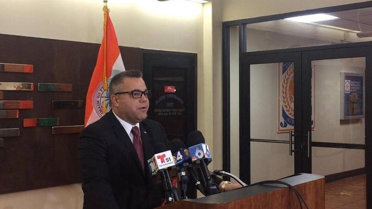 El Jefe Adjunto de Policía de la Ciudad de Miami, Luis Cabrera, dijo el sábado que José R. Acosta fue arrestado el viernes y acusado de robo armado.