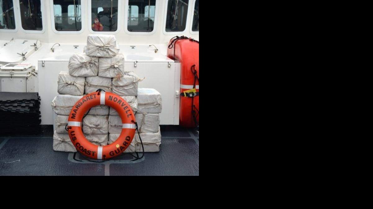 
En total, 50 paquetes de cocaína con un peso de 2,064 libras y un valor estimado de $24 millones fueron decomisados.
