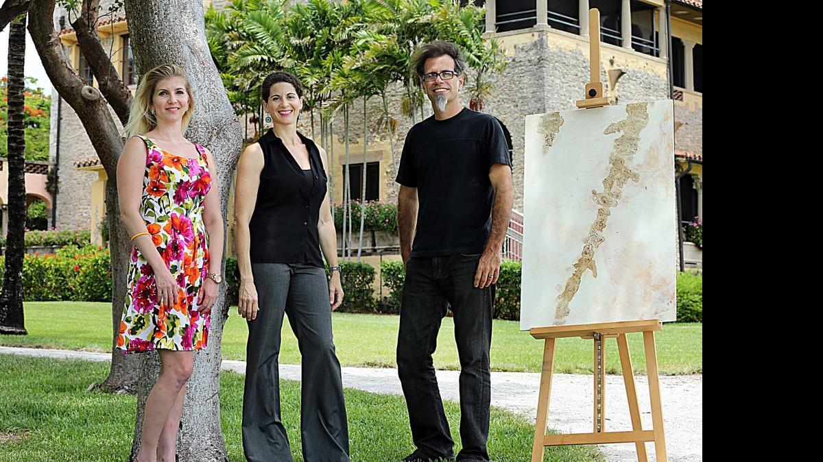 
La curadora Kim Yantis (centro), con los artistas Nicole Hospital-Medina y Gerry Stecca, que trabajan en el Artist Village de Deering Estate at Cutler, cuyos jardines y sitios históricos y arqueológicos les sirven de inspiración. 
