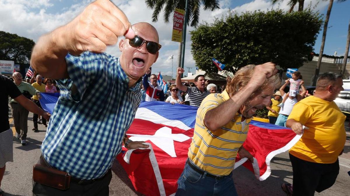 Cubanoamericanos celebran la muerte de Fidel Castro en las calles de La Pequeña Habana, el 27 de noviembre del 2016.