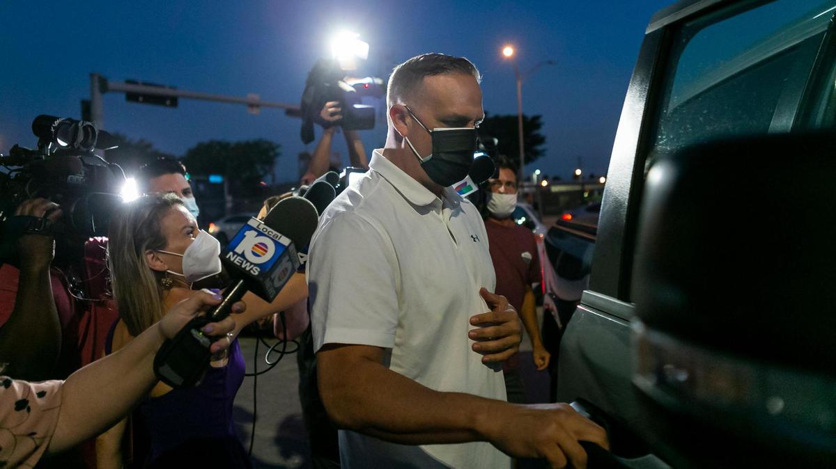 Frank Artiles sale del Turner Guilford Knight Correctional Center de Miami, liberado tras su detención.