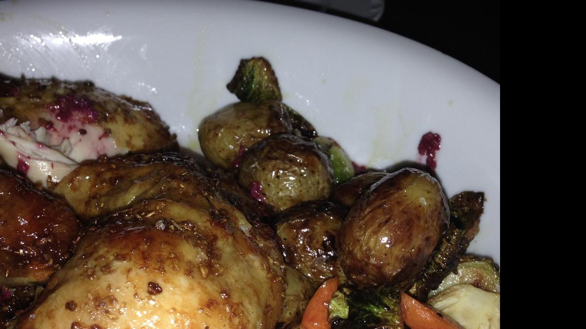 
Pollo de corral braseado con coles de Bruselas, patatas y zanahorias, creación de la chef argentino-judía Michelle Bernstein en el restaurante Cena by Michy, en Miami.
