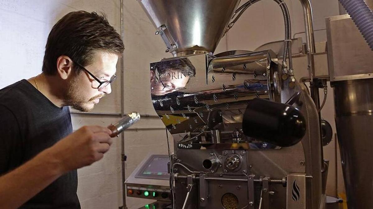Sergio Boppel observa el café mientras se tuesta en Great Circle Coffe, en Miami.