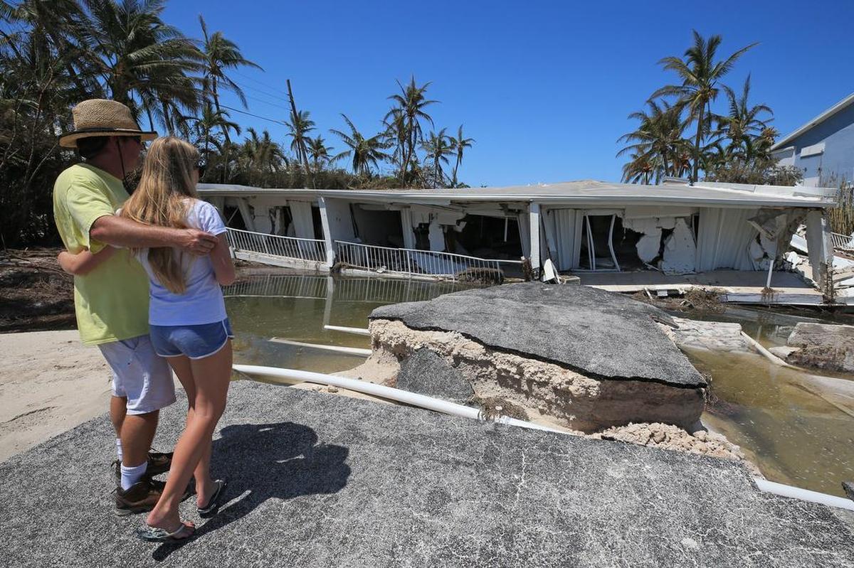 Mike Gilbert y su hija Brook Gilbert, de 15 años, observan los restos de su casa en Cayo Matecumbe, en Islamorada, el 12 de septiembre del 2017.
