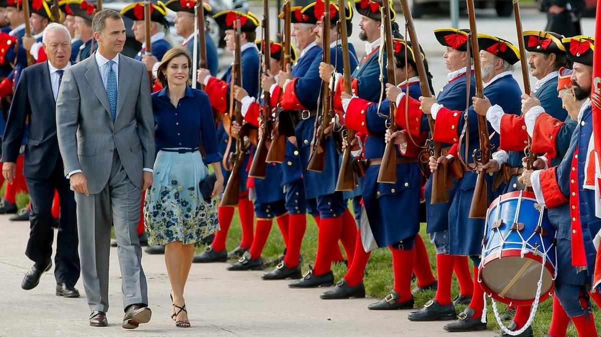 
El rey Felipe VI y la reina Letizia seguidos del ministro de Asuntos Exteriores, José Manuel García-Margallo (i), pasan revista ante voluntarios ataviados con uniformes de época de la antigua guarnición española, durante la visita que han realizado hoy al Castillo de San Marcos en San Agustín (Florida), la más antigua de Estados Unidos y que este año cumple el 450 aniversario de su fundación. 

