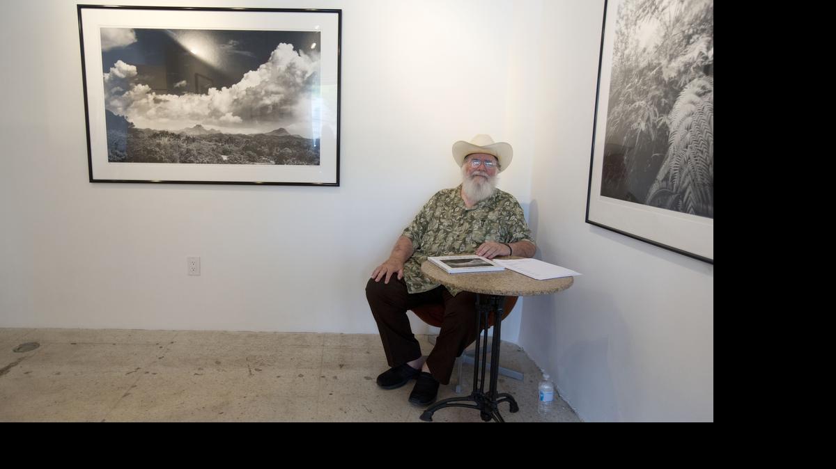 
El fotógrafo Clyde Butcher en su estudio de Miami. El reconocido fotógrafo ha dejado el gran formato para pasar a los recursos digitales. 
