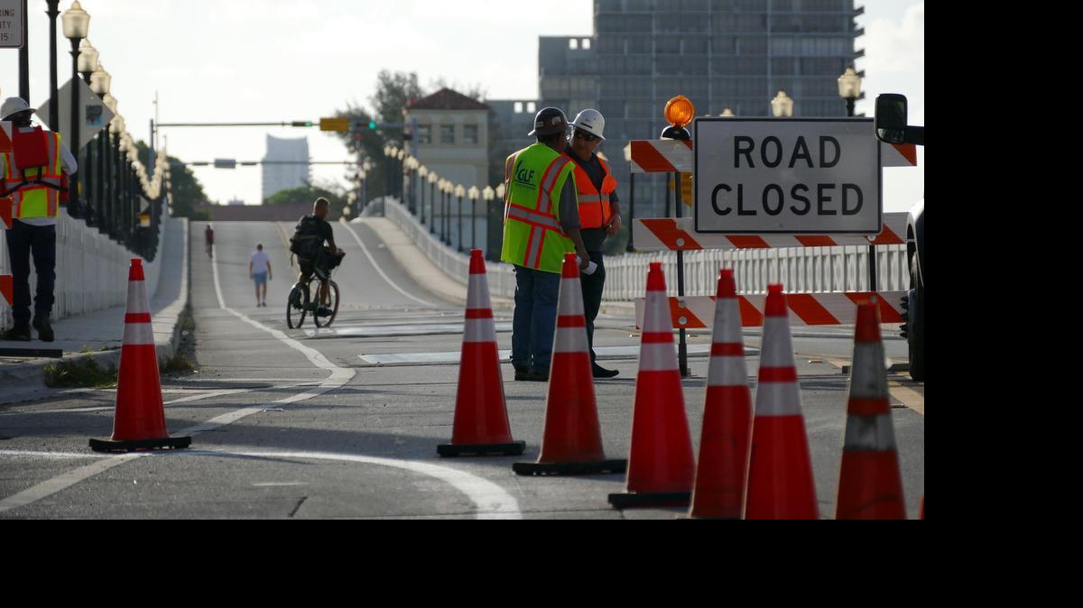 
La soleada mañana del lunes, trabajadores de la construcción (junto a conos naranja y varios carteles de transito) les señalizaban a varios conductores disgustados que debían hacer vueltas en U y retomar por otro camino. Algunos ciclistas y corredores lograron de todas maneras montarse en el puente para ejercitarse.
