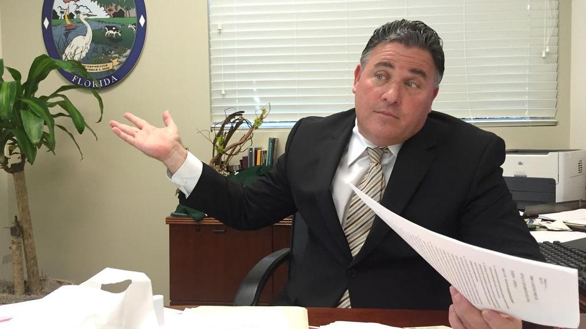 El alcalde de Miami Lakes Michael Pizzi ofrece una entrevista a el Nuevo Herald en su oficina del gobierno municipal, en el downtown de esa ciudad.