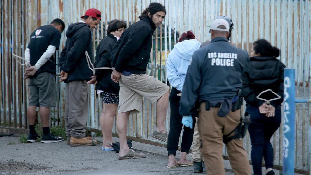 El miércoles en la mañana las autoridades arrestaron a 21 personas en Los Angeles, sospechosas de ser pandilleros.