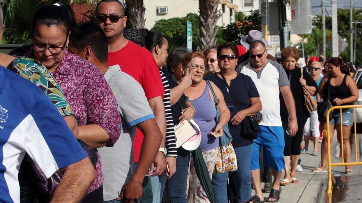 Miles de personas acudieron el 30 de noviembre a las oficinas de la Camacol para recoger el ticket para las tradicionales jabas navideñas.