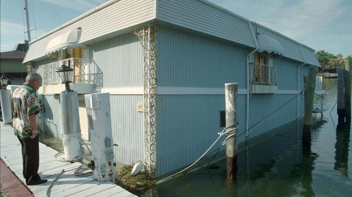Fernando Carreira, el cuidador de una casa flotante en la que en 1997 fue hallado el cuerpo sin vida del asesino del modisto Gianni Versace, afirma “recordar todo” de aquel día en que tropezó con el que era el hombre más buscado del momento. En la foto, Ferreira frente a la casa flotante el 22 de diciembre de 1997.
