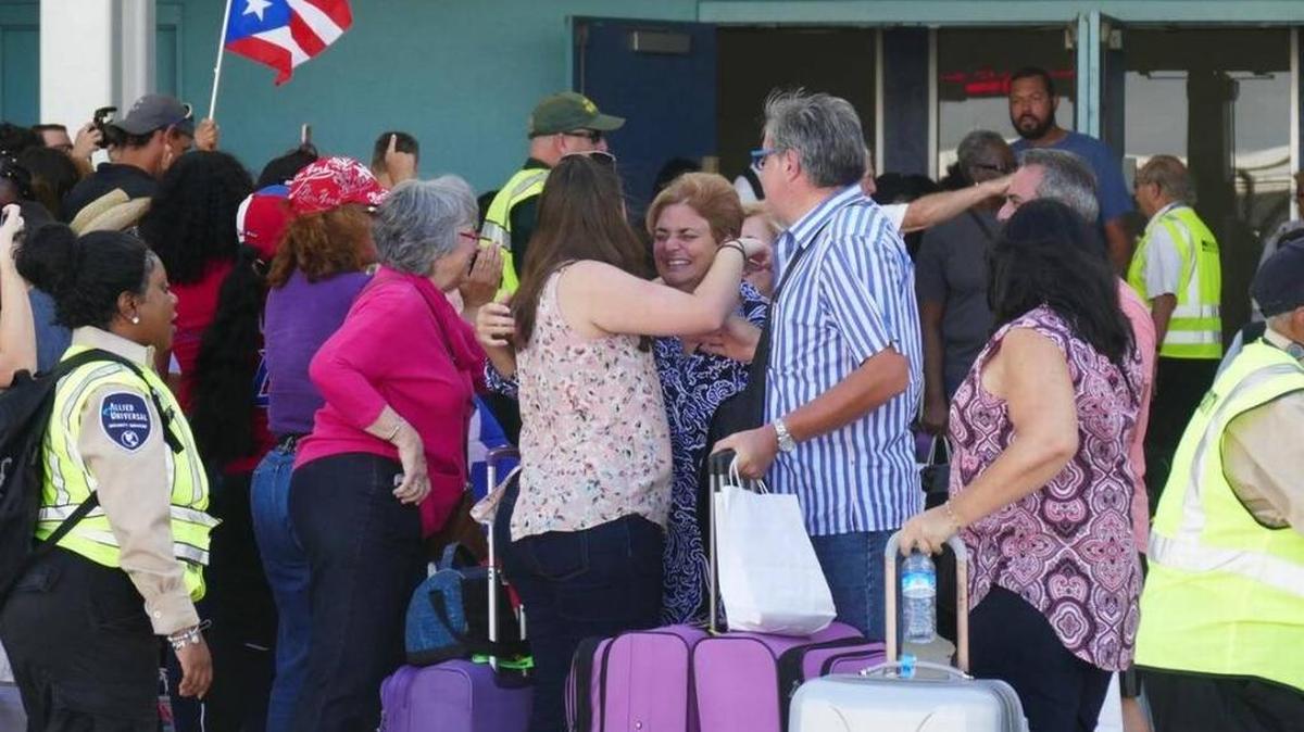 Miles de familias han dejado Puerto Rico en el último mes huyendo de los desastres que causó el huracán María en la isla. Ingrid Fernández recibe a su familia a su llegada a Port Everglades en la Florida el 3 de octubre pasado.