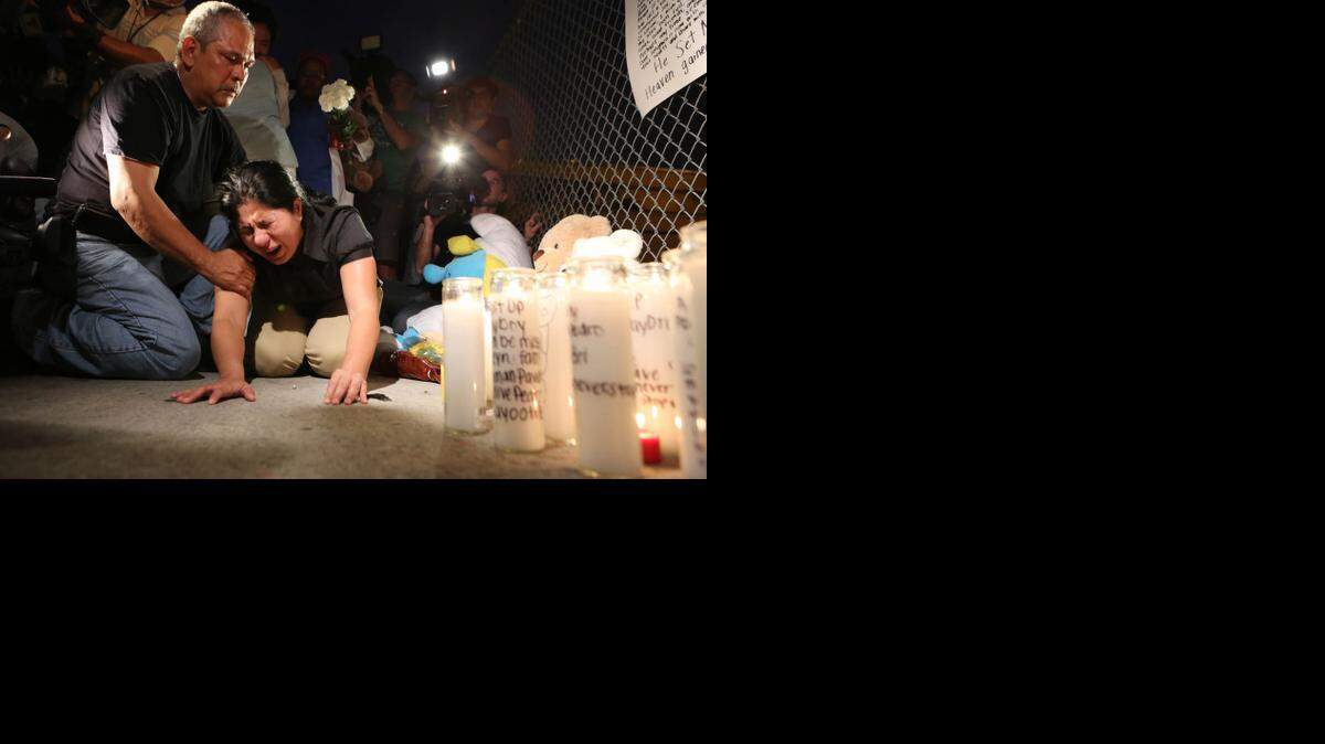 
Manuel Uriarte y Marisol Sánchez lloran por la muerte de su hijo Pedro Uriarte, de 18 años, durante la vigilia de este lunes.


