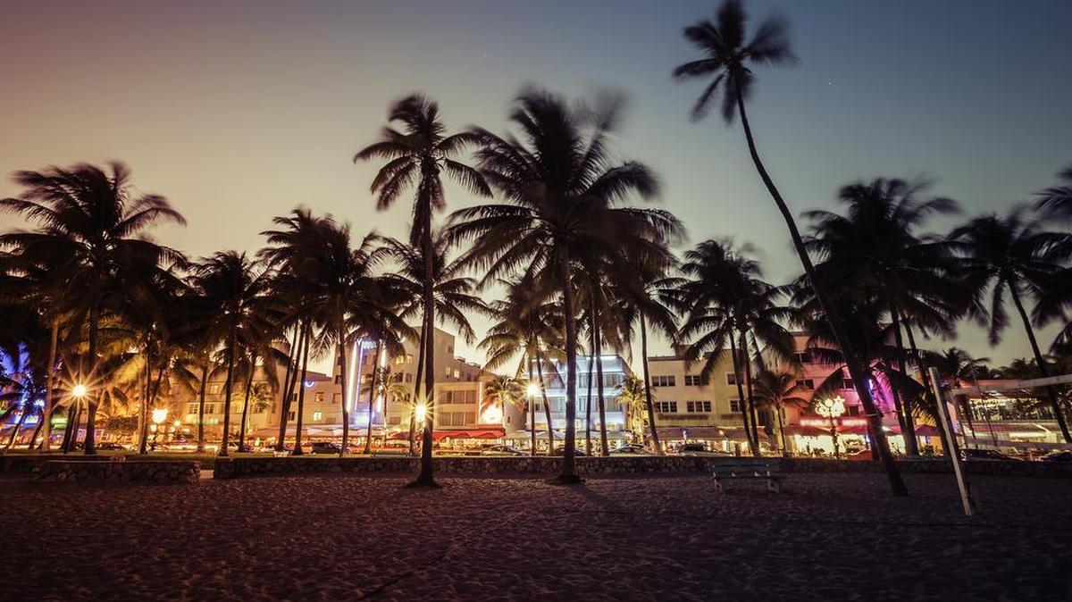 Foto de archivo que muestra a los edificios iluminados de la icónica calle Ocean Drive, en South Beach.