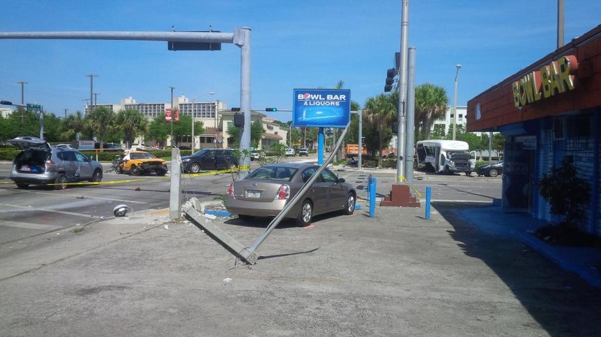 Choque de 11 vehículos captado en las cámaras de seguridad del Bowl Bar.