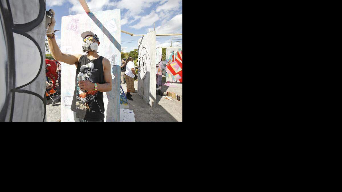 
Federico Frum, tambien conocido como ‘Maspaz’, se protege de los residuos de la pintura aerosol que usa para los murales.


