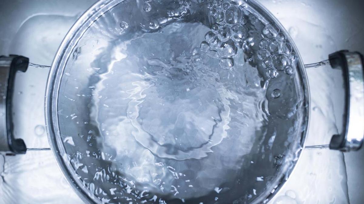 Funcionarios del Departamento de Agua y Alcantarillado de Miami-Dade examinarán muestras de agua durante un período de dos días.