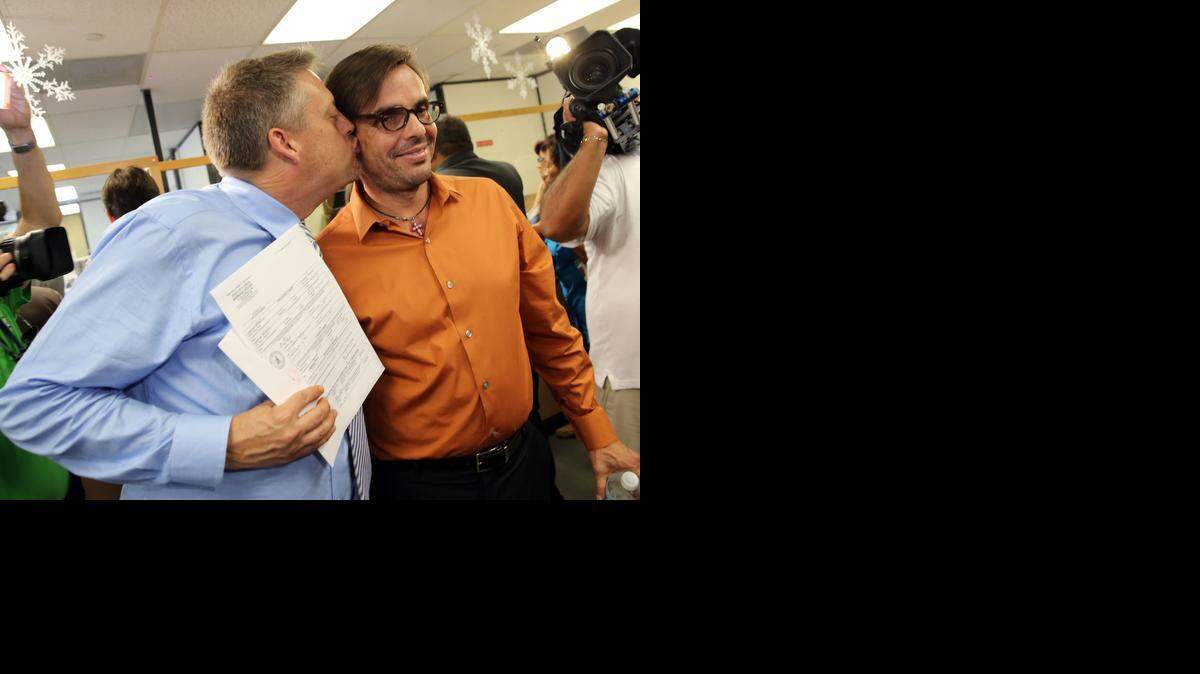 
Jorge Díaz besa a su pareja, Don Johnson, después de recibir su licencia de matrimonio el lunes en Miami. 
