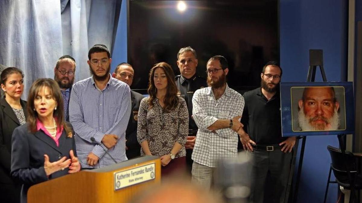 La fiscal del estado Katherine Fernández Rundle y la familia del rabino Joseph Raksin, Mendel Raksin, Shuli Labkowski-Raksin, Izzy Labkowski, y el rabino Leib Ezagui, en la conferencia de prensa para anunciar la detención de un adolescente en el asesinato del rabino.