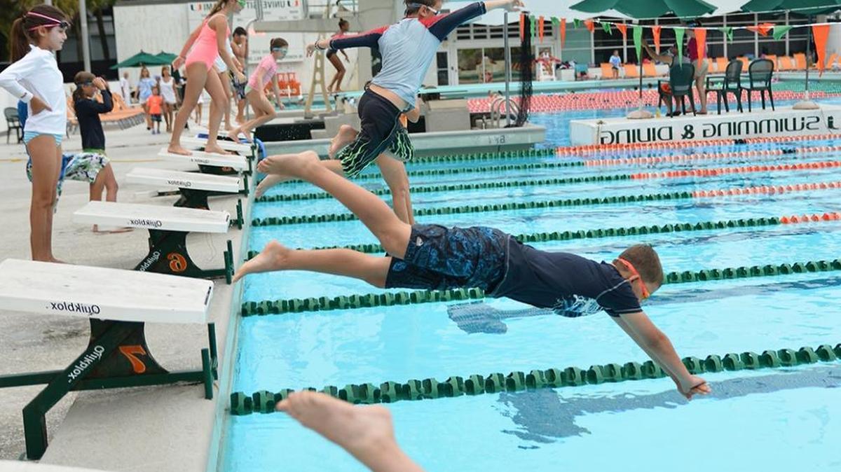 En la piscina de los Hurricanes, en la Universidad de Miami, los niños aprenden a nadar todos los veranos.