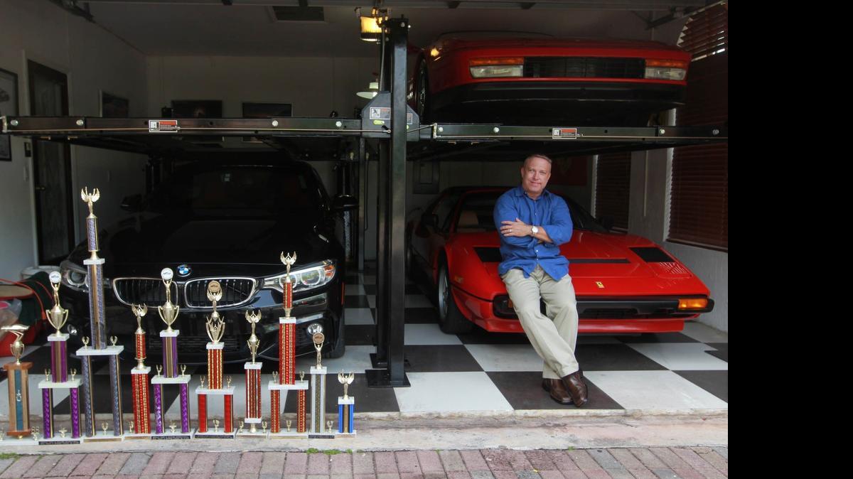 
En el garage del sargento de la Policía de Miami-Dade, Emil Van Lugo, tiene un par de Ferraris y un BMW. Él está acusado de robar combustible que el condado usa para los carros oficiales.

