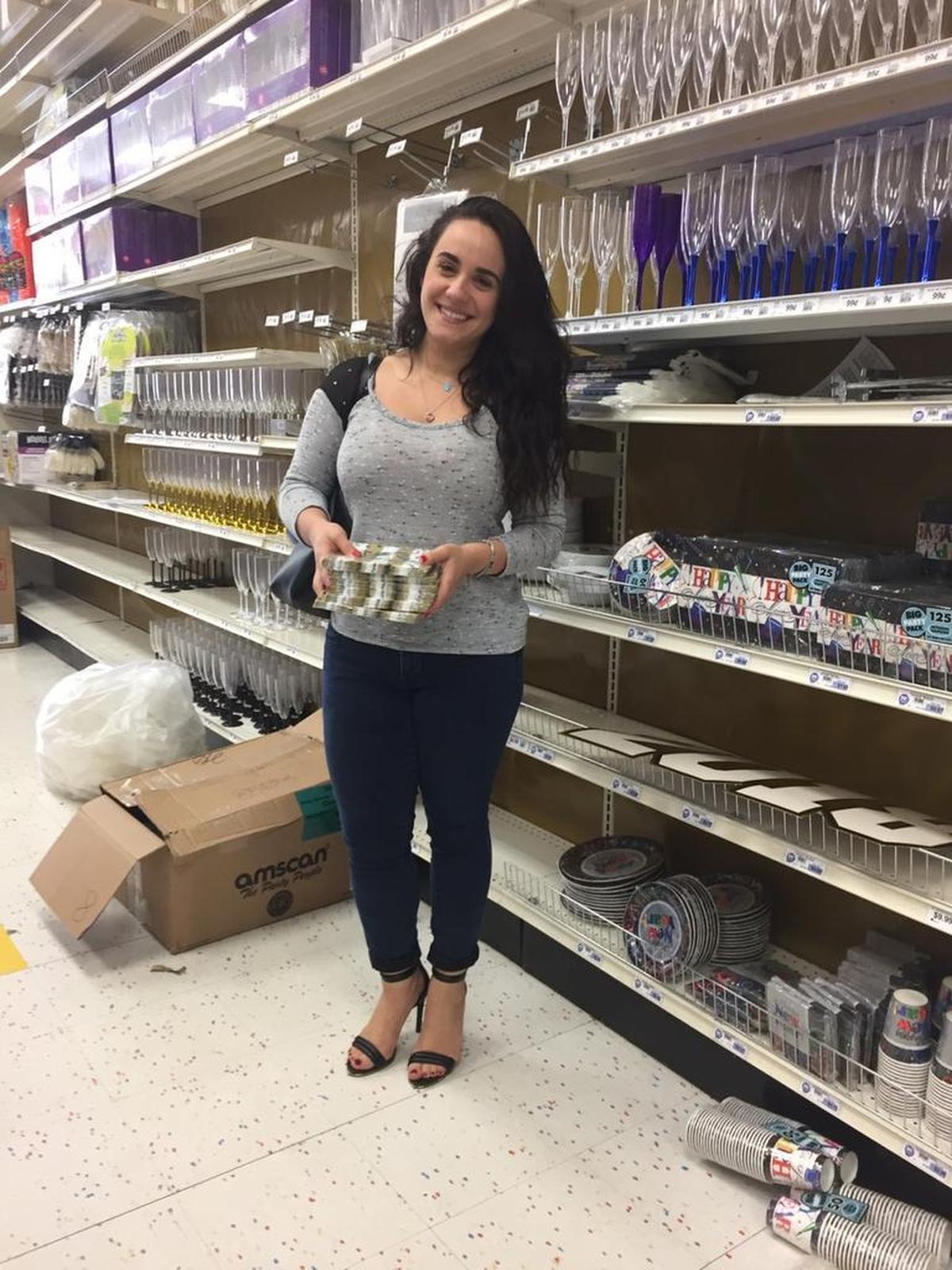Jessica Lorenzo compra lo necesario para la fiesta de Fin de Año en su casa de Hialeah.