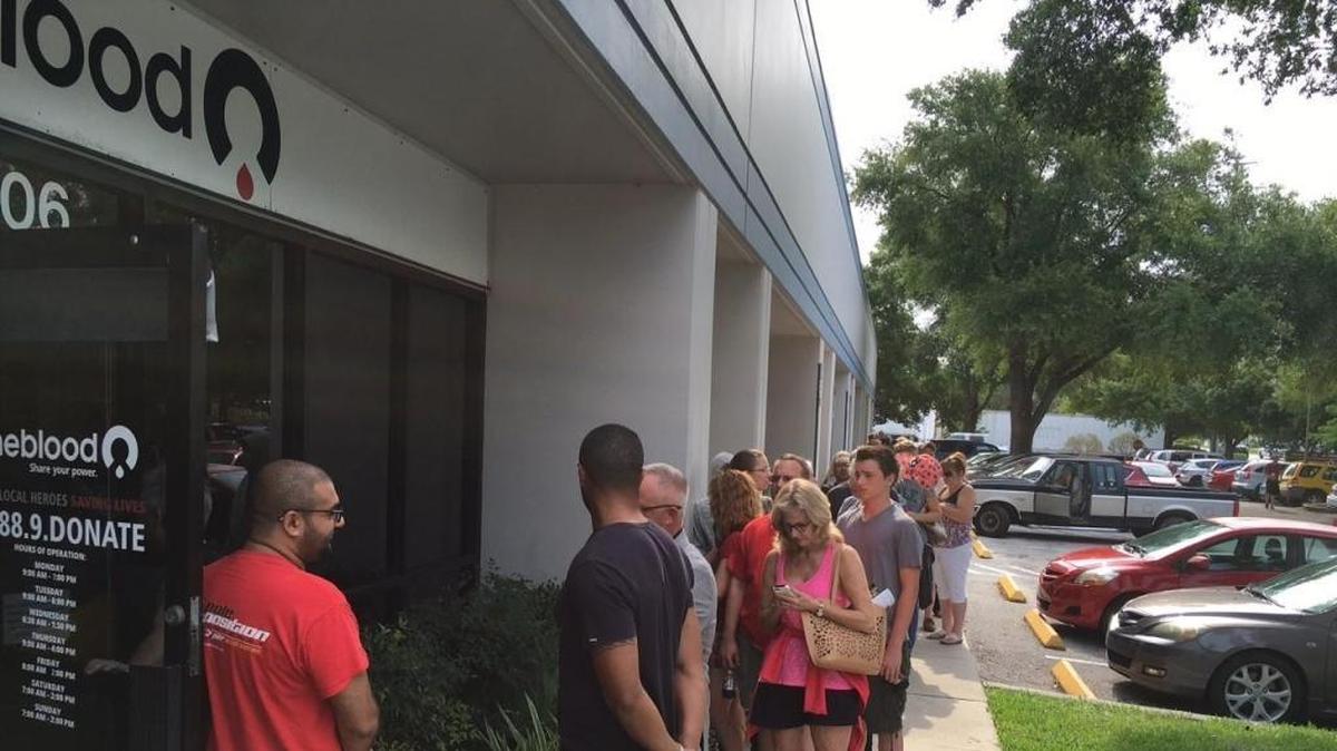 Cientos de personas hicieron fila el domingo por la mañana en el centro de West Michigan Avenue, en Orlando, tras enterarse de los más de 50 heridos durante la masacre en el club Pulse.
