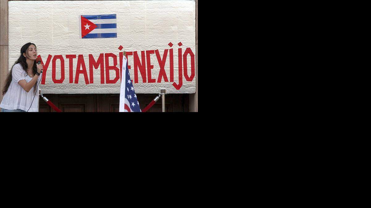 
Rosa Maria Payá, hija del disidente cubano Oswaldo Paya Sardiñas, toma su turno al micrófono en la manifestación #YoTambienExijo, celebrada en la Torre de la Libertad de Miami, para coincidir con una muestra organizada por la artista cubana Tania Bruguera, adelantada en la Plaza de la Revolución, en Cuba, donde los participantes podían expresar por un minuto su punto de vista y sus preocupaciones sobre el futuro de Cuba.
