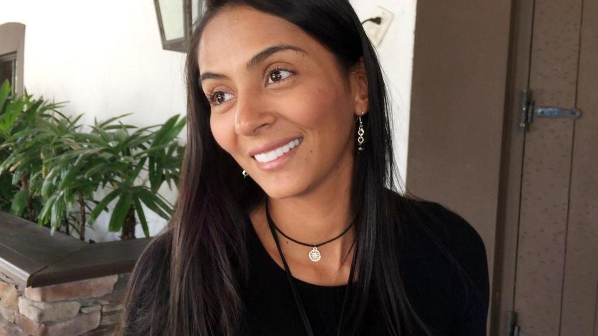 
“Todos los colombianos lo queremos que así sea”, dijo Jimena Vélez sobre un acuerdo de paz. “Pero la verdad, no sé. O sea, con el deseo pensaría que si, pero con la realidad, no sé, porque este presidente ha anunciado eso varias veces”, añadió la oriunda de Medellín.
