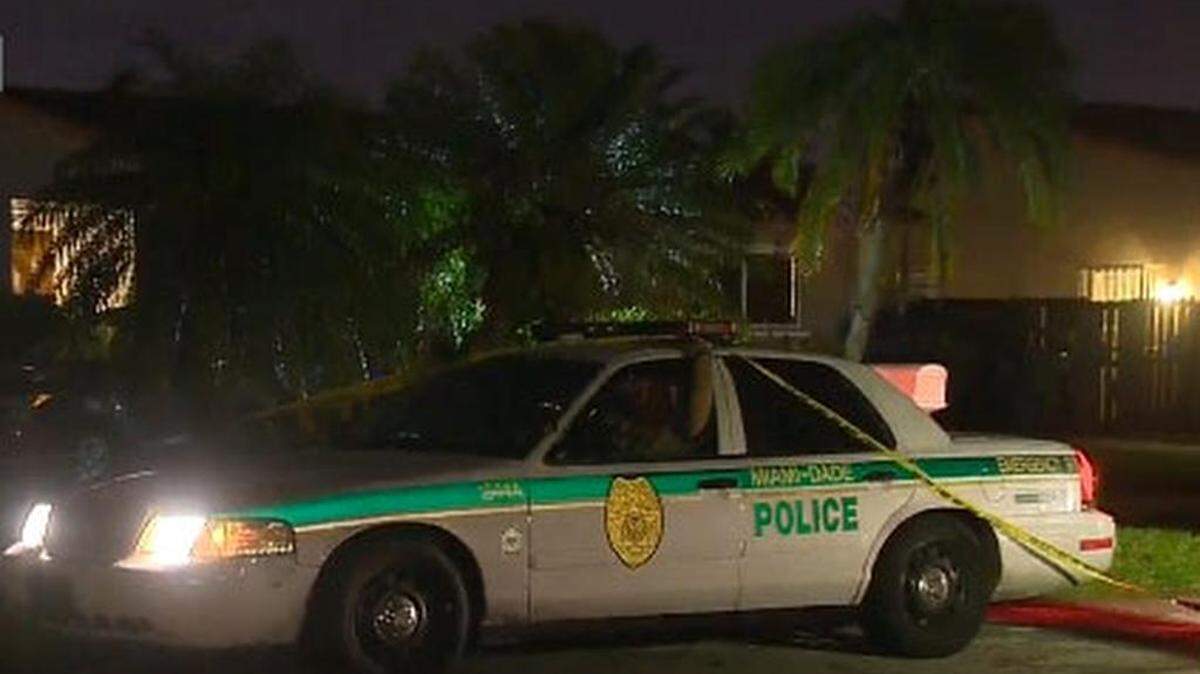 Rescatistas respondieron a una llamada en una casa ubicada en el 9415 SW 18th Terrace. Allí encontraron a una mujer de 91 años inconsciente y con heridas causadas por un perro.