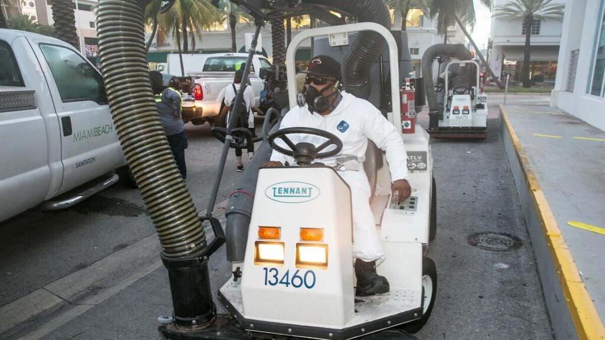 Un trabajador de Saneamiento de la Ciudad de Miami Beach se dedica a limpiar los callejones de South Beach, absorbiendo residuos con una aspiradora móvil, el viernes 19 de agosto de 2016, en Miami Beach, Florida.