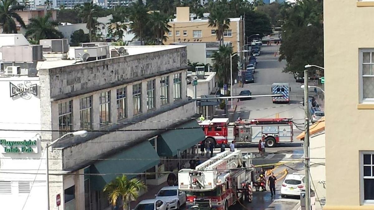 Efectivos del Departamento de Bomberos de Miami Beach acuden a la escena del incidente, el domingo 14 de febrero.