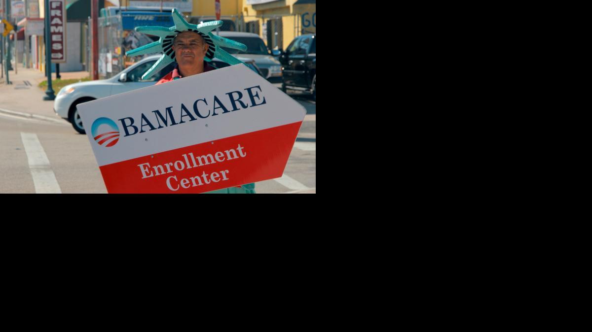 
Un hombre disfrazado como la Estatua de la Libertad anuncia un centro de inscripción del Obamacare, en La Pequeña Habana, el pasado 13 de febrero.


