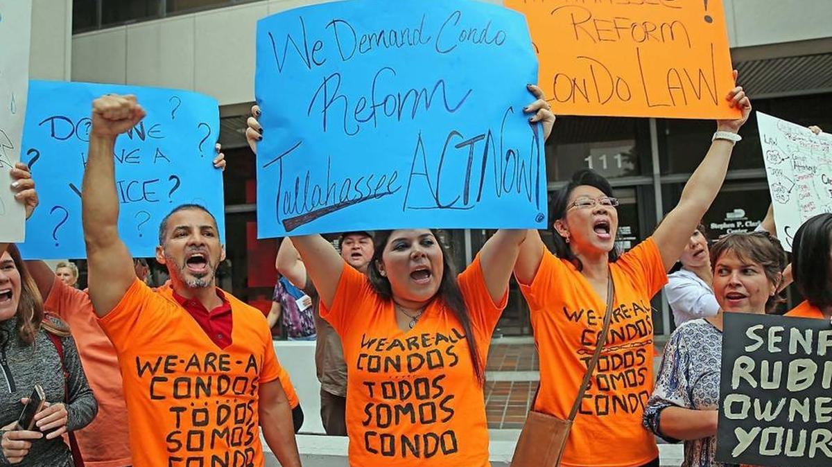 Dueños de condos exigen una reforma a la ley de condominios el pasado 22 de febrero en Miami.