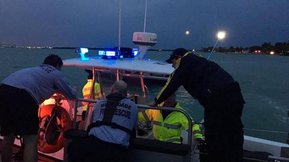 Los bomberos de Miami-Dade ayudan en la búsqueda de un hombre que desapareció el domingo en Nixon Beach, Key Biscayne, Miami.