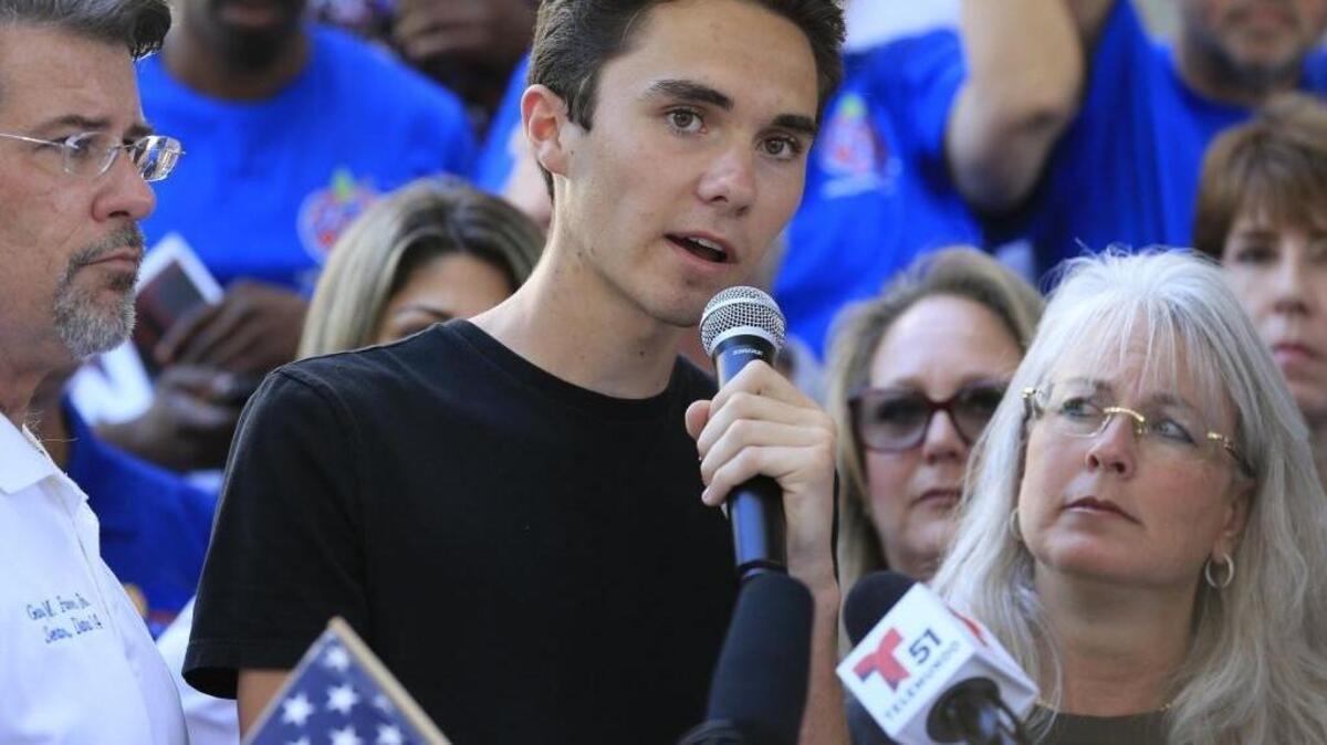 David Hogg, alumno de la escuela secundaria Marjory Stoneman Douglas en Parkland, Broward, donde se perpetró una masacre en la que murieron 17 personas y otras 15 resultaron heridas el 14 de febrero, habla sobre el control de las armas el 17 febrero de 2018 en Fort-Lauderdale.