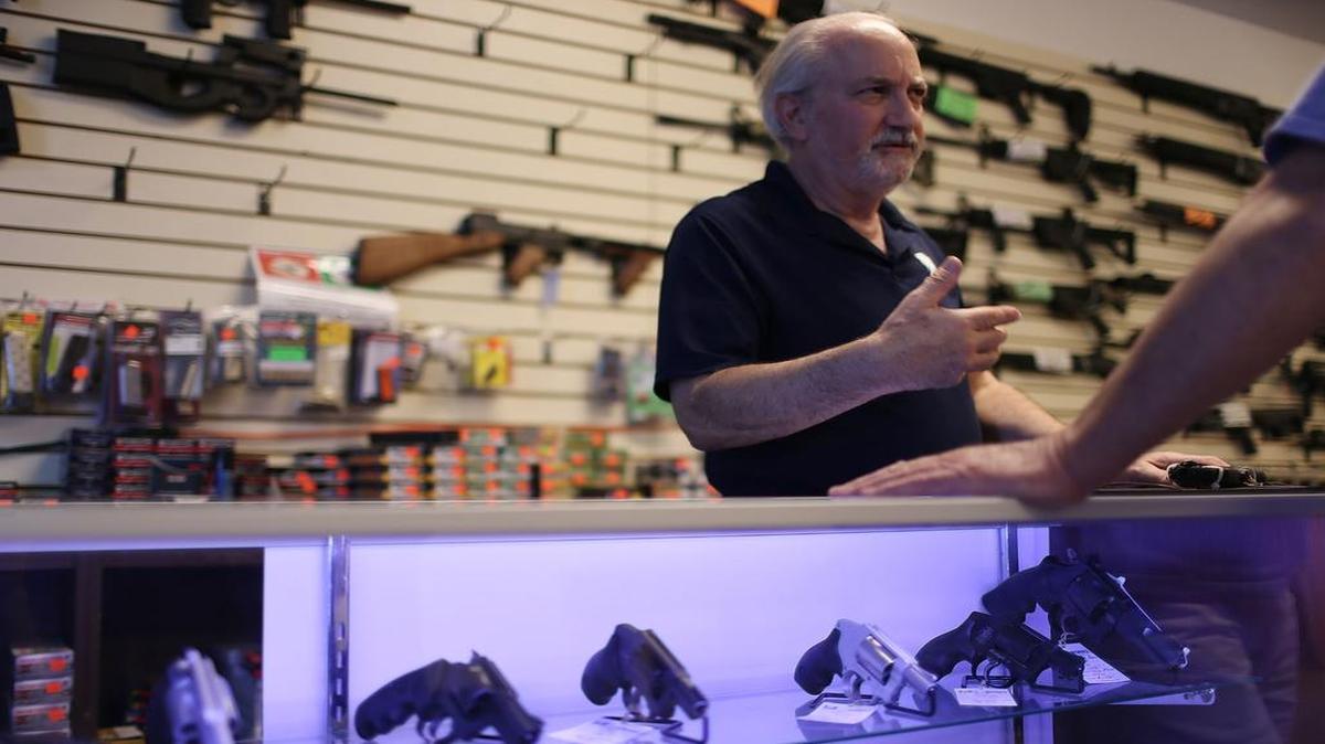 William Gordon, dueño de una armería en Delray Beach, Florida, asiste a un cliente que buscaba comprar un arma el martes 5 de enero del 2016.