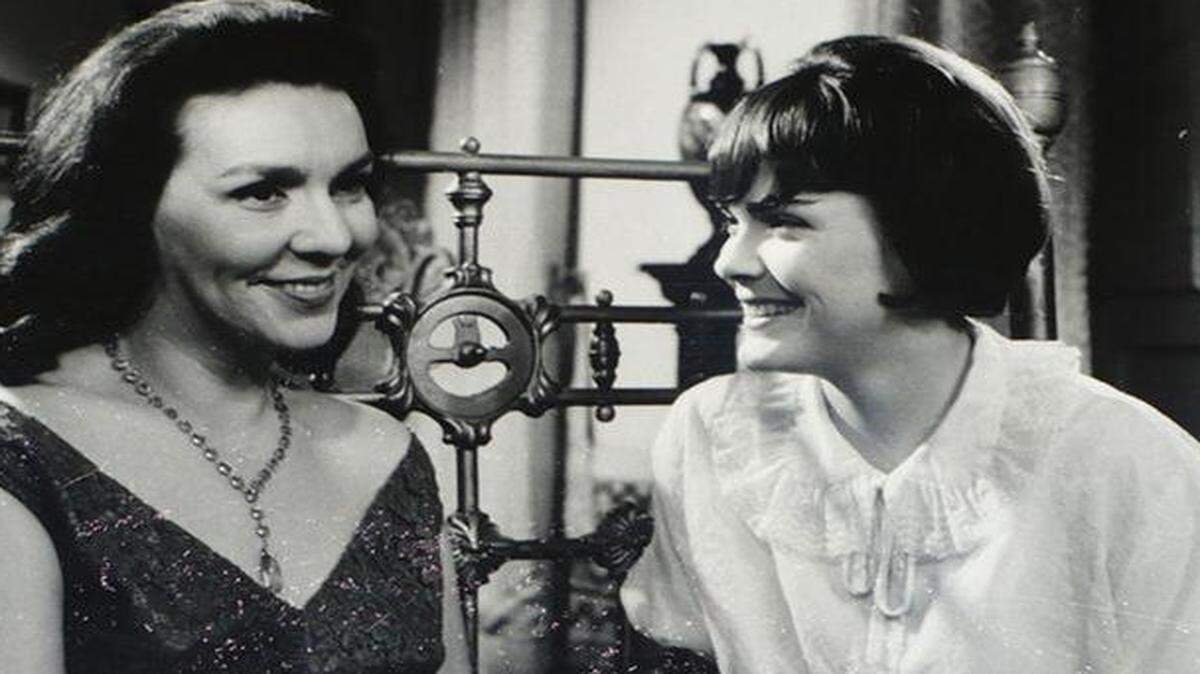 
Raquel Revuelta (izq.) y Luisa María Güell en una escena de ‘El huésped’ (1966), filme cubano dirigido por Eduardo Manet.
