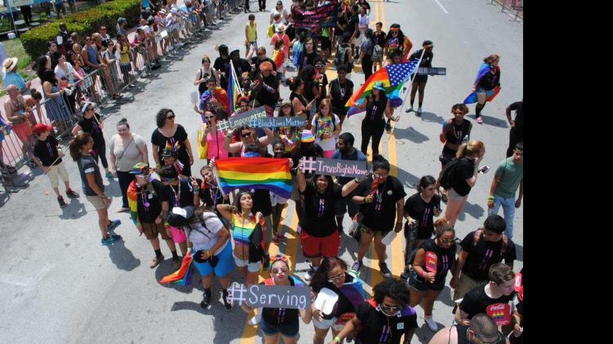 Cientos de personas participan en el desfile del orgullo gay en Miami Beach (EE.UU.), el pasado 12 de abril de 2015.