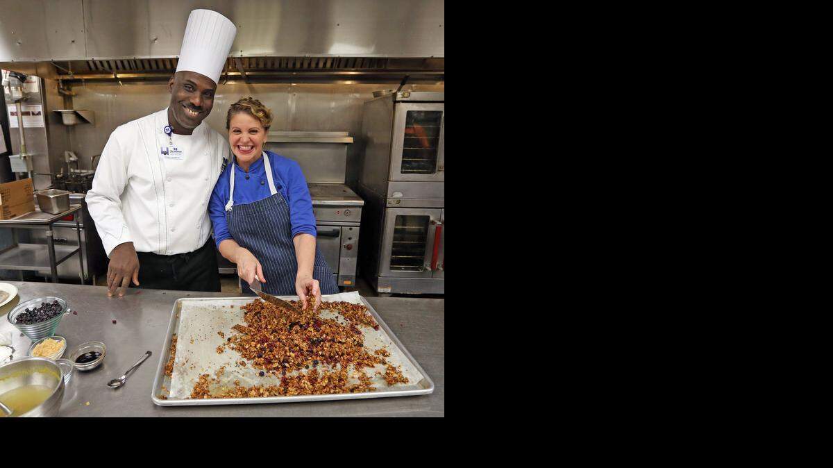 
El chef ejecutivo de Memorial Regional, Pierre Flerismond, y la chef Michelle Bernstein preparan granola como parte de la comida para los pacientes de cáncer. 


