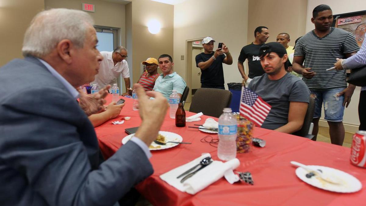 
El alcalde de la Ciudad de Miami, Tomás Regalado (izq) conversa con un grupo de inmigrantes cubanos que recibieron refugio temporal en Camillus House.
