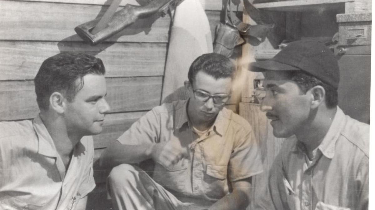 Manuel Artime (izq.) junto a otros dos integrantes de la Brigada 2506.