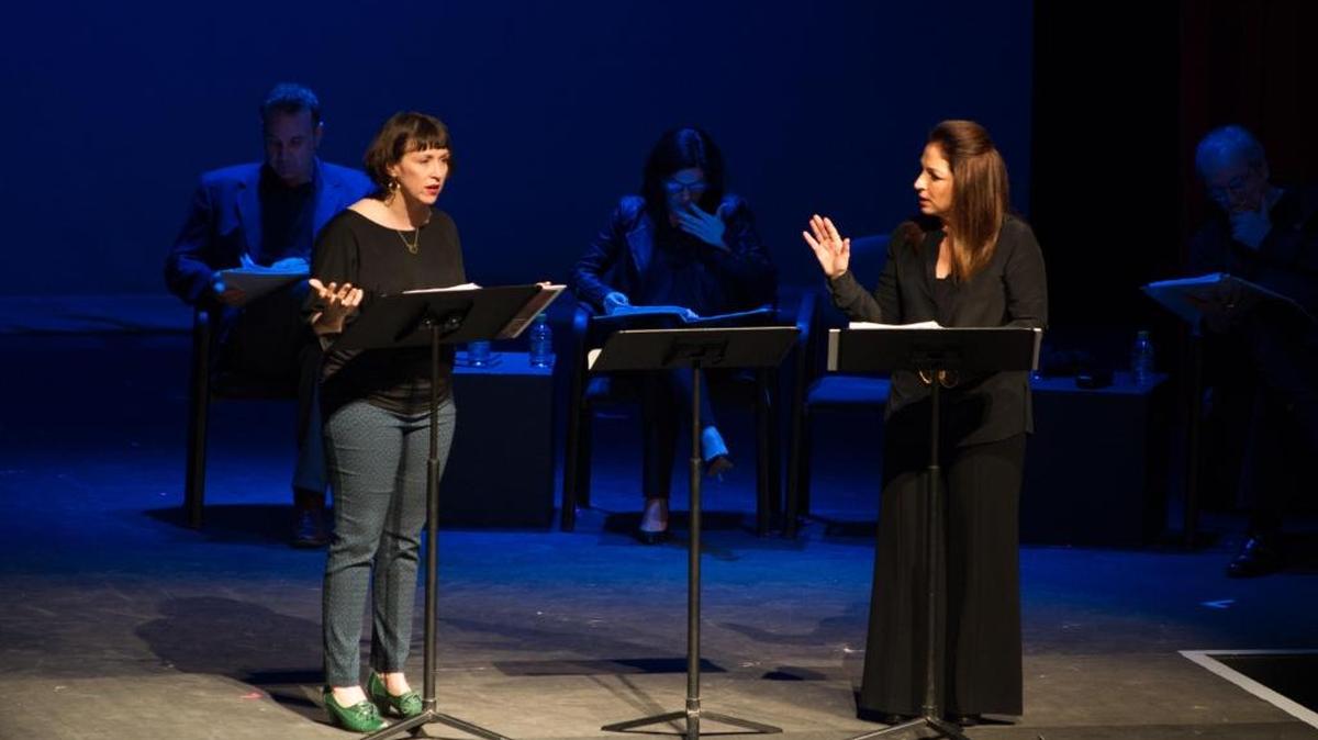 Jennifer Grace (izq.), interpretó el papel de Carrie Ann y Gloria Estefan a Joanne, en la lectura en vivo de Still Life en Barry University. La obra fue escrita por Alex Dinelaris, ganador del premio de la academia y ex alumno de Barry University.