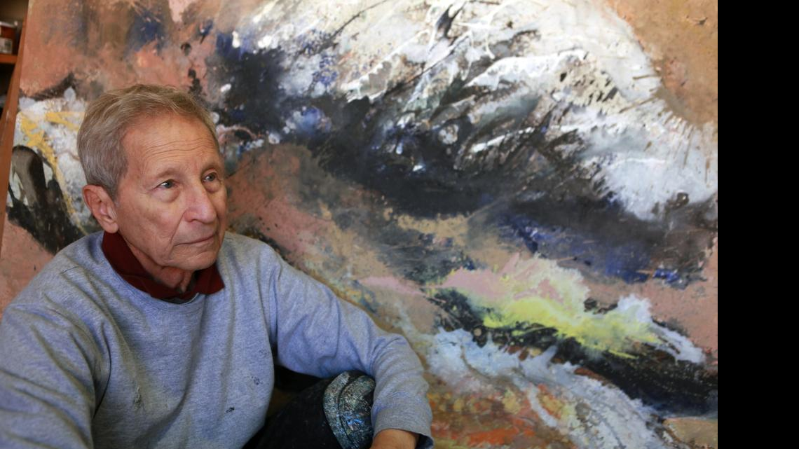 
Baruj Salinas en su estudio en Miami, en el que pintó los cuadros que forman parte del proyecto de la Torah.
