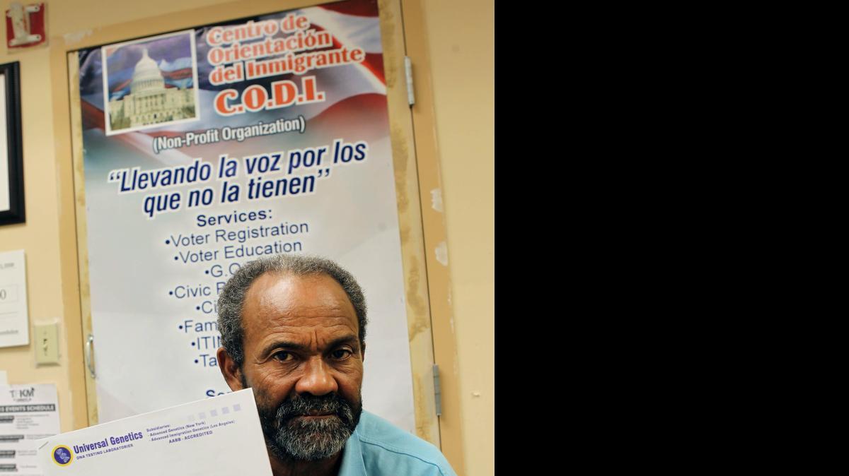 
 En la imagen, Amado Minaya, de 63 años y de Repúbllica Dominicana, sostine un documento de Universal Genetics DNA testing, la única autorizada para las pruebas de ADN a inmigrantes.
