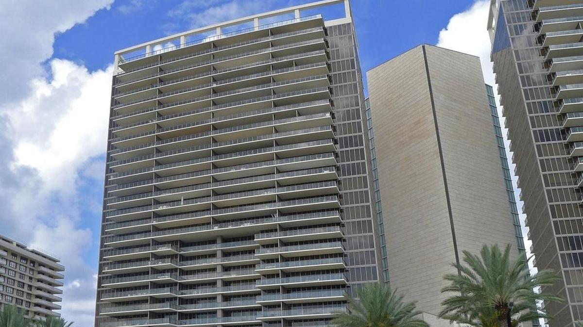 Una compañía registrada a nombre de Sergio Todisco y Elizabeth Ortiz Municoy pagó $4 millones por una unidad en el St. Regis en Bal Harbour. Más tarde, fue vendida por $6.75 millones.