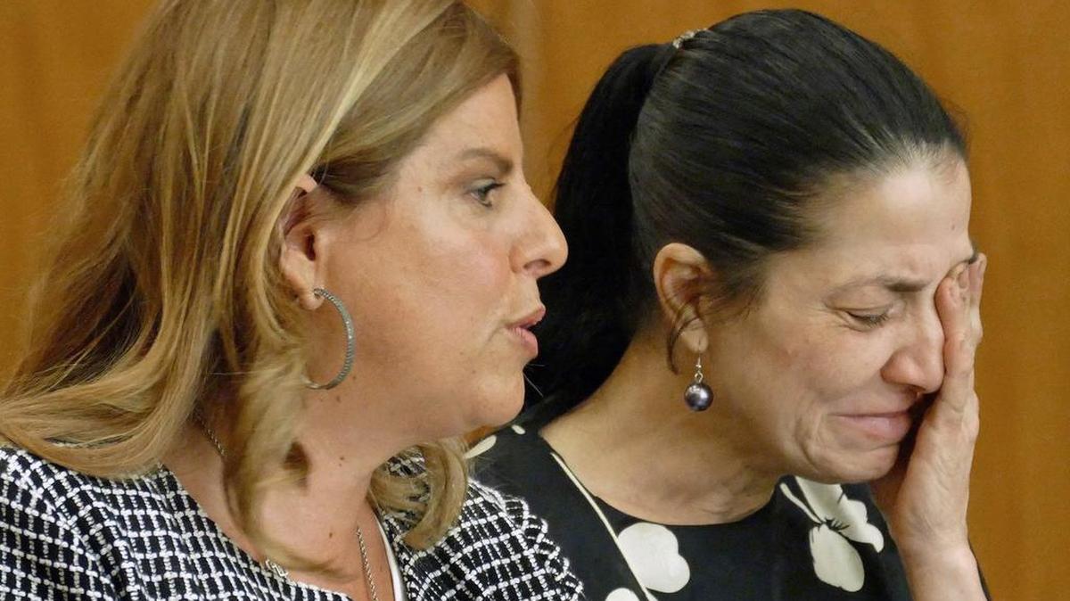 Marilyn Aguilera, acusada de lesionar de gravedad al entonces director de la escuela secundaria South Dade mientras conducía ebria, fue arrestada nuevamente el miércoles después que una prueba indicó que había consumido marihuana. En esta imagen se la ve llorando durante una audiencia en julio, junto a su abogada Ana Davide.