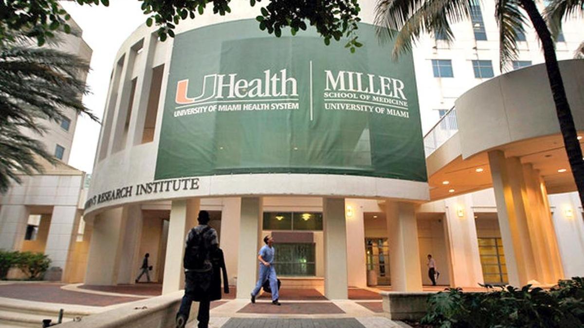 La entrada de la Escuela de Medicina Miller de la Universidad de Miami.