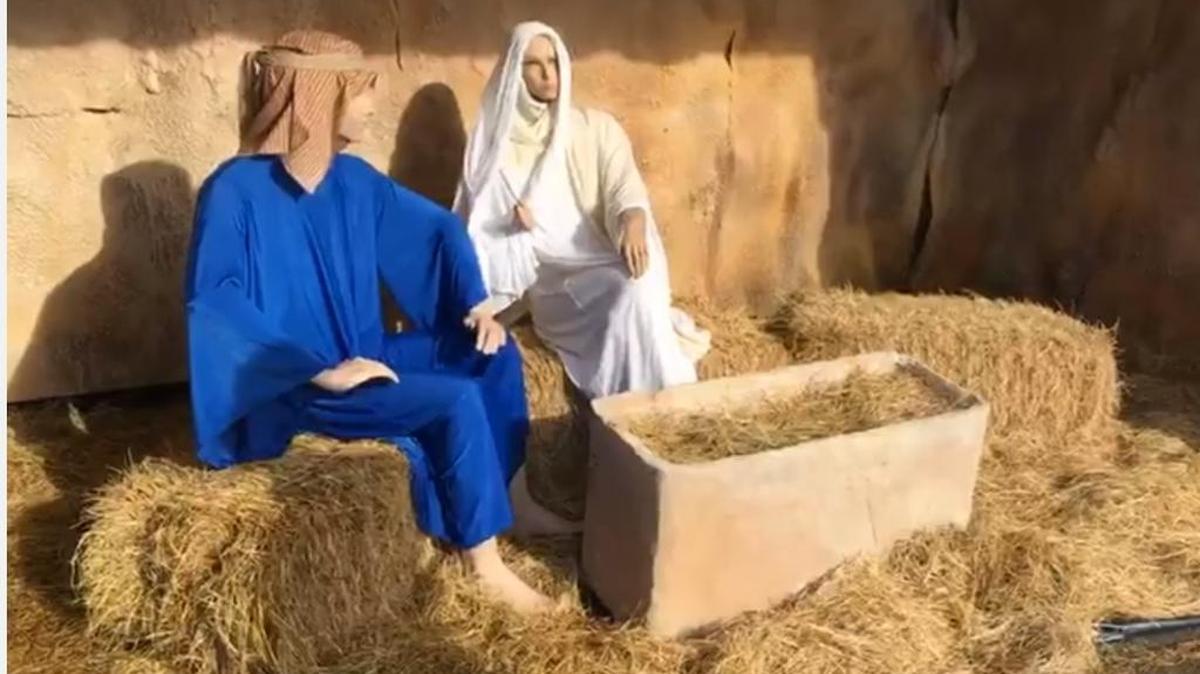 Así quedó el pesebre de la Primera Iglesia Bautista de Crestview, Florida, después que se robaron al niño Jesús.
