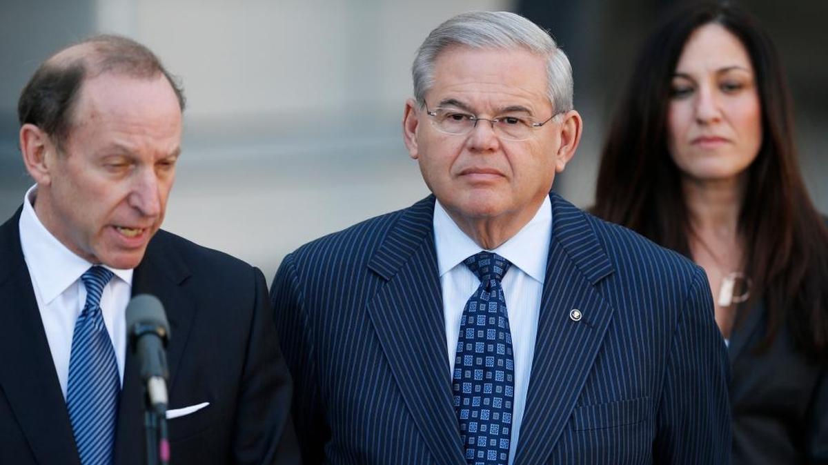 El senador Bob Menéndez (centro) sale de un tribunal de Nueva Jersey en abril del 2015.